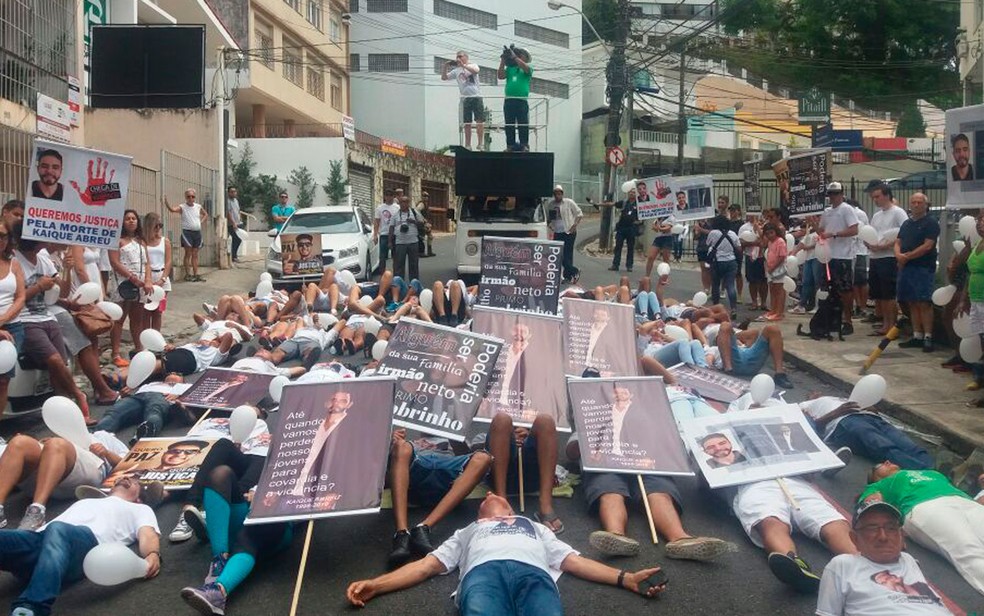 Grupo se deitou na rua onde jovem sofreu agressão que resultou na morte (Foto: Mayara Magalhães / TV Bahia)