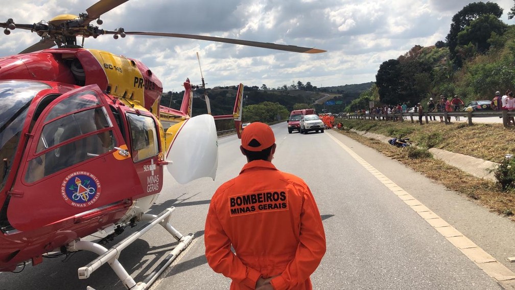 Helicóptero Arcanjo foi usado para levar motociclista ao pronto-socorro — Foto: Corpo de Bombeiros/Divulgação