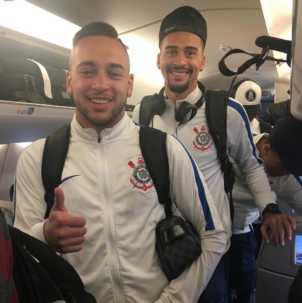 Corinthians chega a Chapecó, e Fagner confia em nova defesa: 