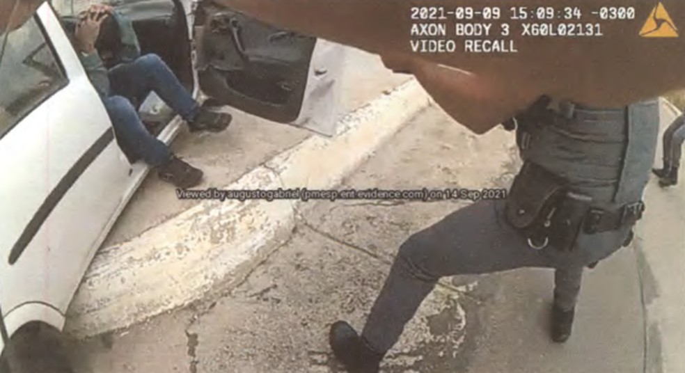 Imagem mostra Vinícius com a mão na cabeça, rendido e desarmado, antes dos disparos — Foto: Reprodução/Corregedoria da Polícia Militar