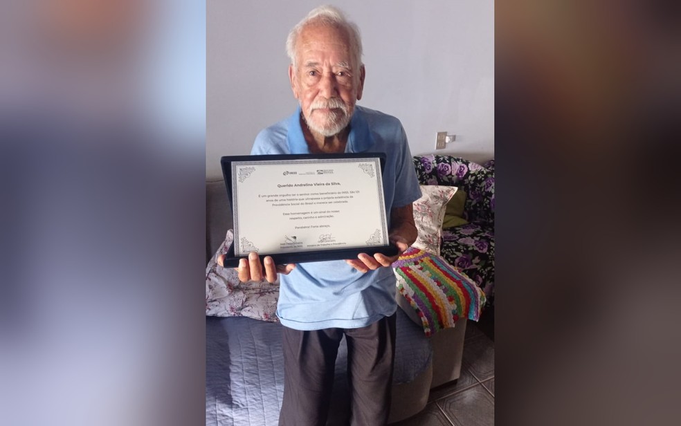 Aposentado Andrelino Vieira, de 121 anos, recebe placa de homenagem do INSS em Goiânia, Goiás — Foto: Reprodução/Redes Sociais
