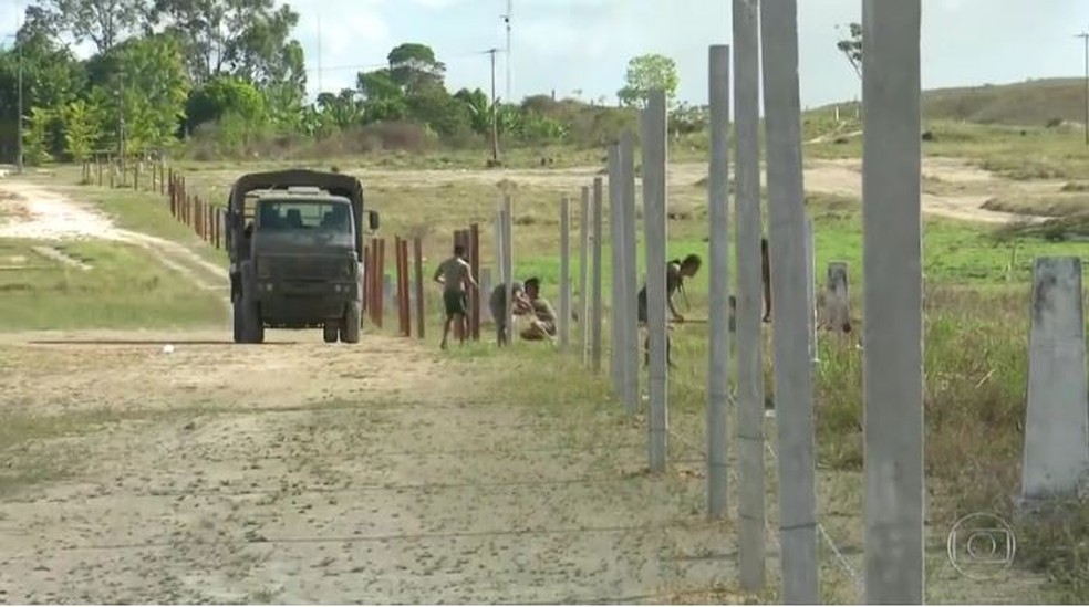 Militares do Exércico colocam cerca na fronteira do Brasil com a Venezuela — Foto: TV Globo/Reprodução