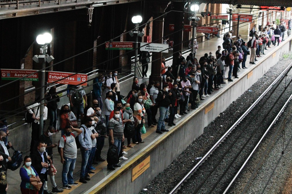 Movimento intenso de passageiros na Estação da Luz, na região central de São Paulo, na manhã desta quarta-feira (10) — Foto: Fábio Vieira/Fotorua/Estadão Conteúdo