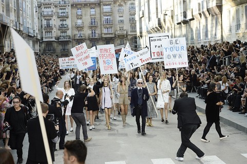 Chanel ready-to-wear, verão 2016: um protesto fashionista liderado por Gisele Bündchen e Karl Lagerfeld