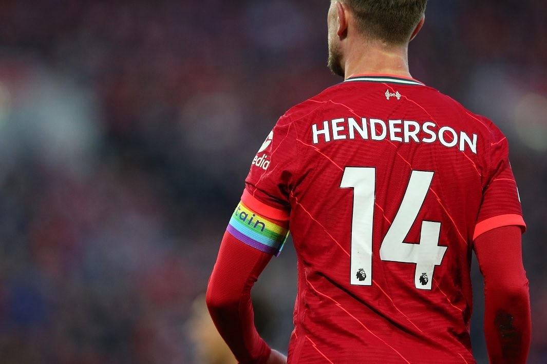 Capitão do Liverpool, Jordan Henderson é mais um craque que usa a camisa 14 em campo — Foto: Reprodução/Instagram
