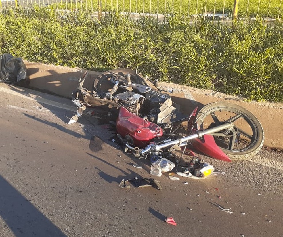 Motocicleta ficou destruída após acidente na PR-160 — Foto: PRE/Divulgação