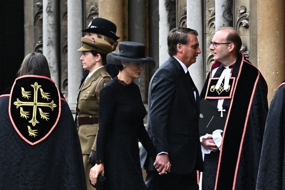 Presidente Jair Bolsonaro e primeira-dama Michelle na chegada à Abadia de Westminster