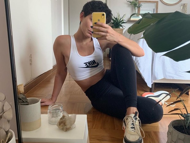 Julia Konrad em pose em frente ao espelho (Foto: Reprodução/Instagram)