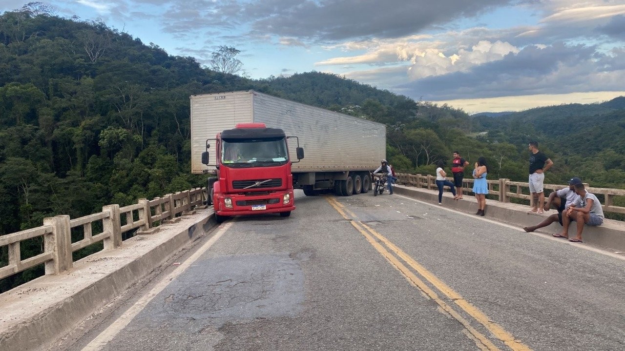 Carreta perde os freios e fica atravessada na Ponte Torta, em João Monlevade; não houve feridos