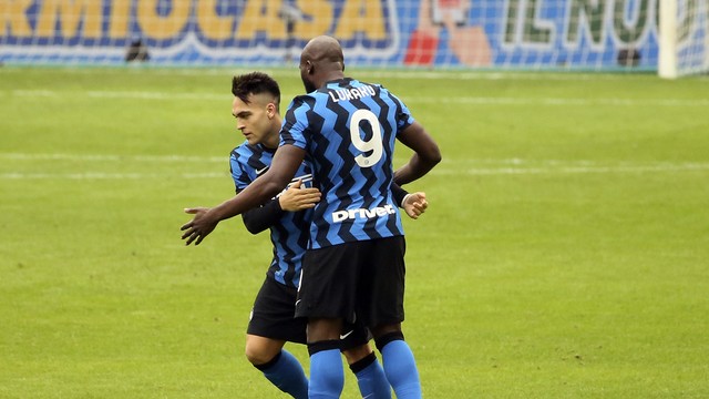 Lukaku e Lautaro Martínez comemoram em vitória da Inter sobre o Milan