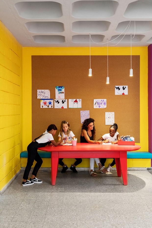 Escola para crianças refugiadas ganha espaços coloridos após reforma (Foto: FOTO ITAY BENIT / DIVULGAÇÃO )
