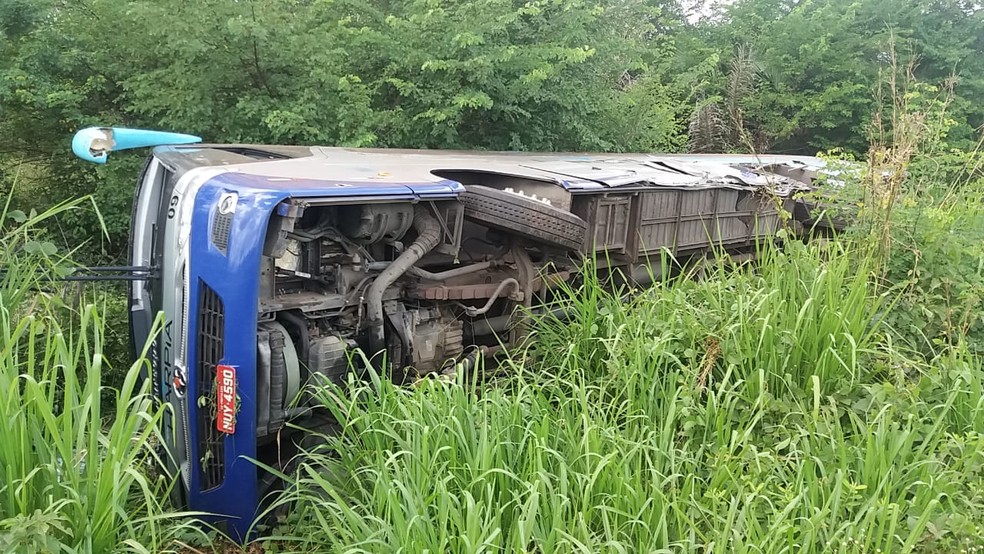 Ãnibus que tombou saiu do municÃ­pio de Pedreiras (MA) e seguia para SÃ£o LuÃ­s.  (Foto: DivulgaÃ§Ã£o/PolÃ­cia RodoviÃ¡ria Federal)