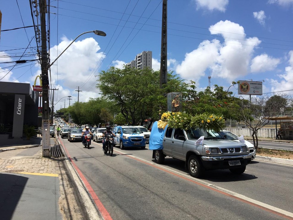 Imagem de Nossa Senhora da ApresentaÃ§Ã£o circulou pelas principais vias da cidade â€” Foto: QuÃ©zia Oliveira