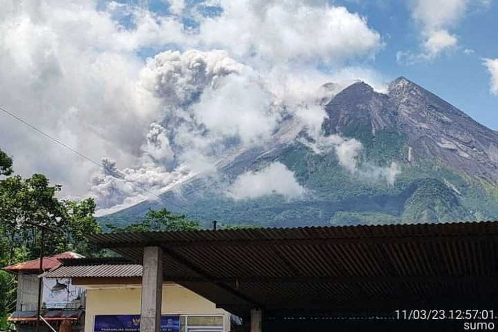 O Merapi tem 2.963 metros de altura e é um dos vulcões mais ativos da Indonésia. Ele já estava no segundo nível de alerta mais alto do país. — Foto: Reuters