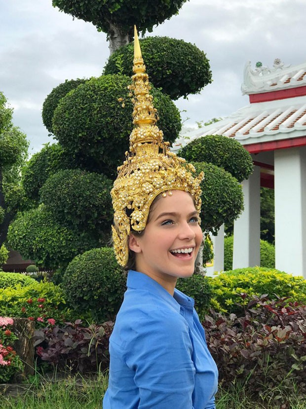 Isabella Santoni no templo Wat Arun, em Bangkok, na Tailândia (Foto: Reprodução)