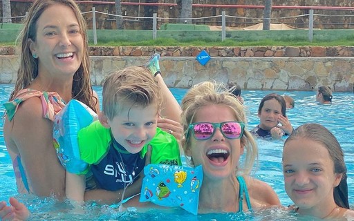 Ticiane Pinheiro e Karina Bacchi se divertem em parque aquático com os filhos