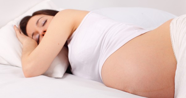 Mulher grávida dormindo  (Foto: Shutterstock)