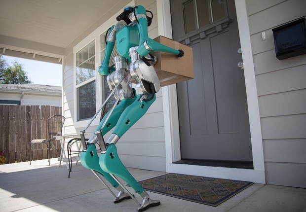 A Ford junto com a startup Agility Robotics, desenvolveram o robô Digit para a entrega à domicílio. (Foto: Divulgação)