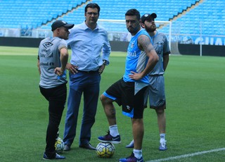 Sem Edílson e Geromel, Grêmio acaba preparação para final com rachão