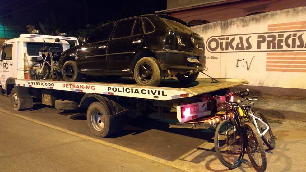 Carro foi apreendido após operação de combate ao tráfico de drogas em Carangola — Foto: Polícia Militar/Divulgação
