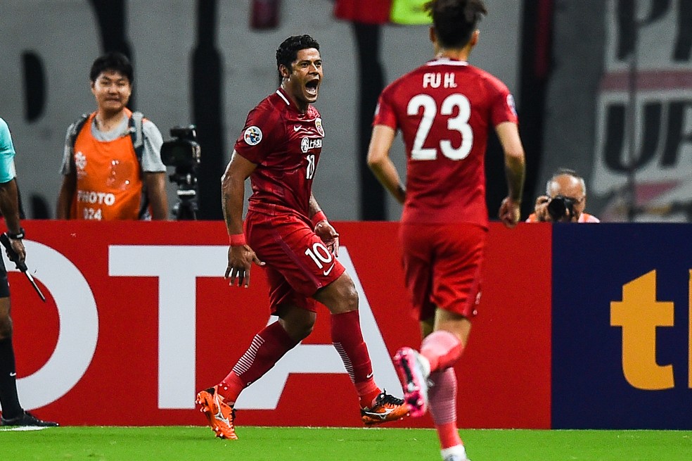 Ele veste a camisa 10 do Shanghai SIPG, da China (Foto: AFP)