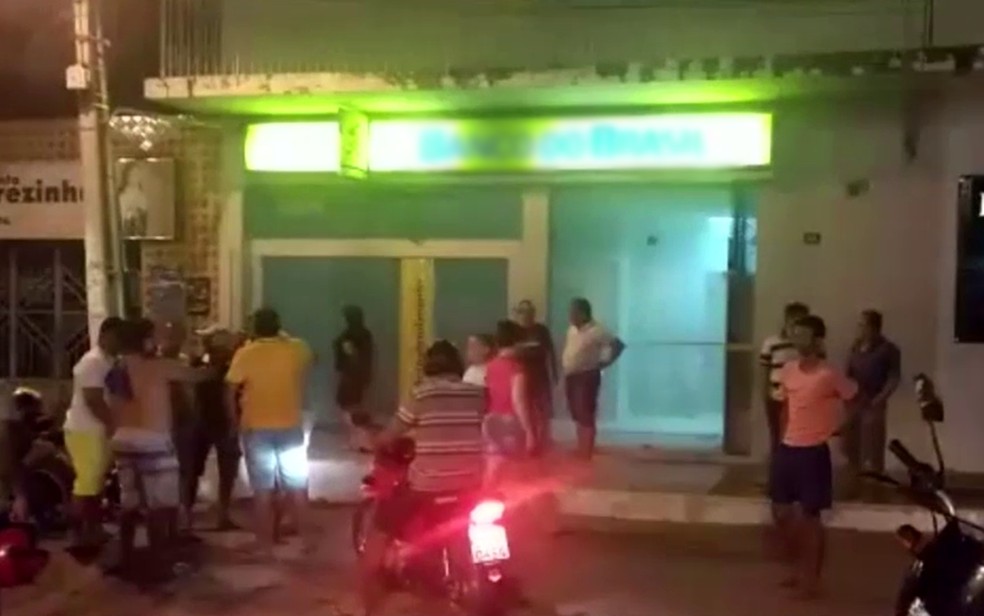 Agência bancária de Coremas foi explodida na madrugada de quarta-feira — Foto: Reprodução / TV Cabo Branco