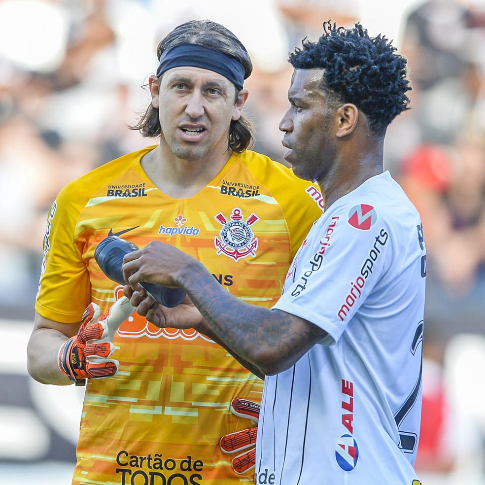 Cássio e Gil em Corinthians x Fluminense — Foto: Renato Pizzutto/BP Filmes