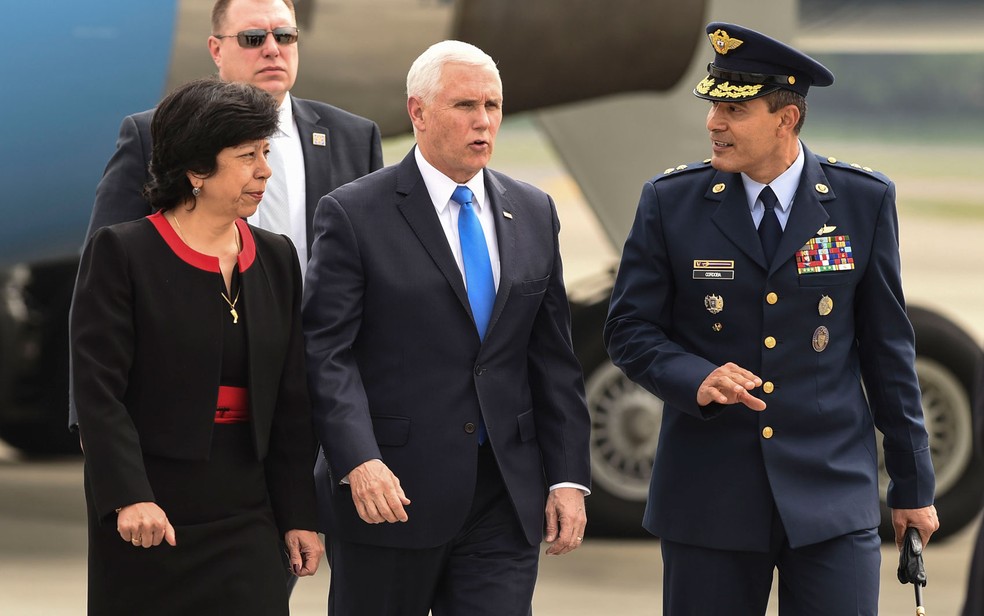 O vice-presidente dos EUA, Mike Pence, desembarca em Bogotá para participar da reunião do Grupo de Lima — Foto: Joaquin Sarmiento/AFP
