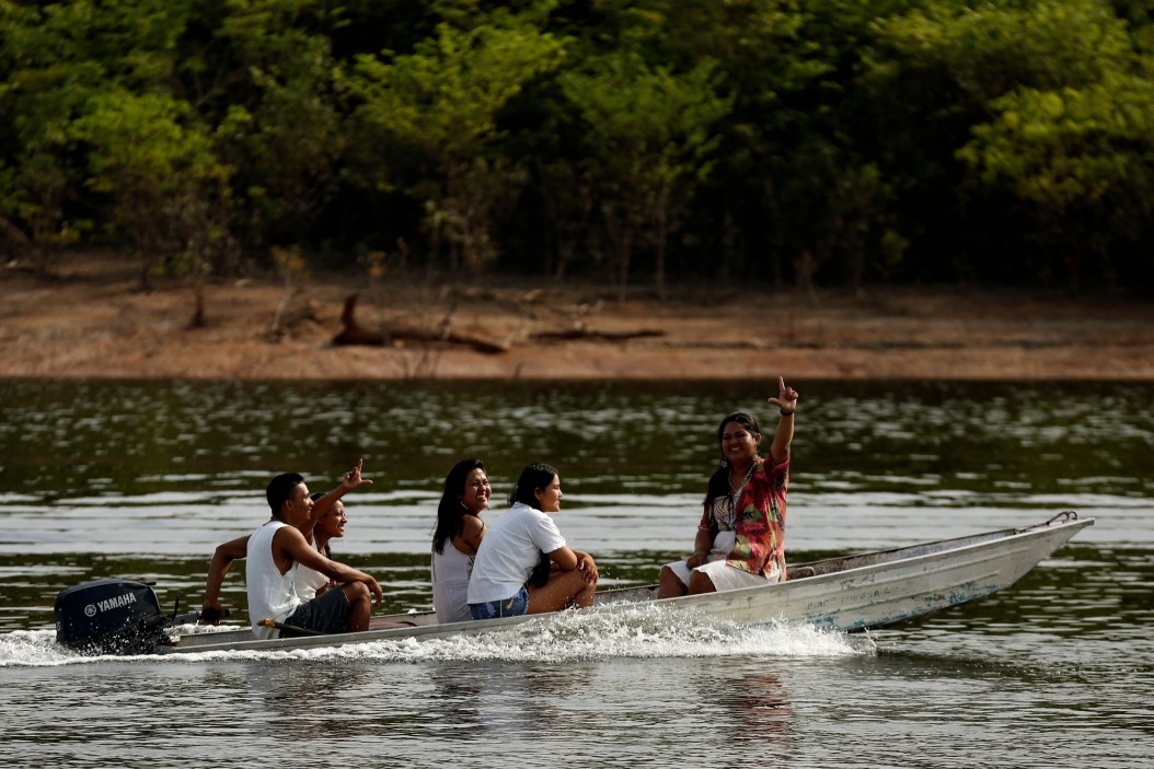 Indígenas Kambeba viajam de barco para a comunidade vizinha de São Sebastião para votar  — Foto: Michael Dantas/AFP