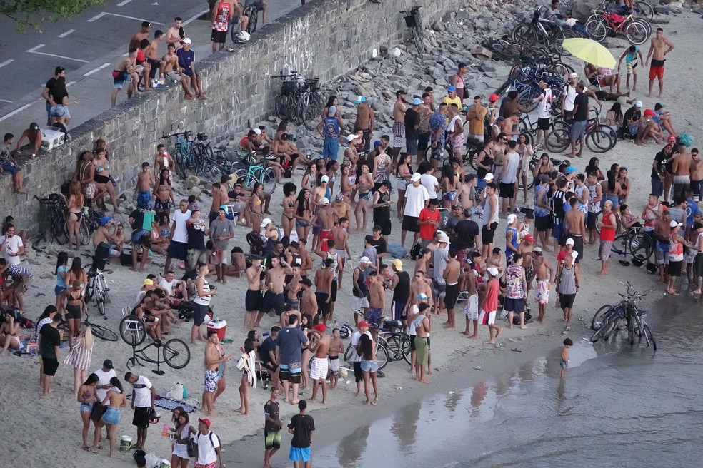 Foto registrada neste sábado (25) já mostrava aglomeração em praia de São Vicente, SP — Foto: Emilio Cid