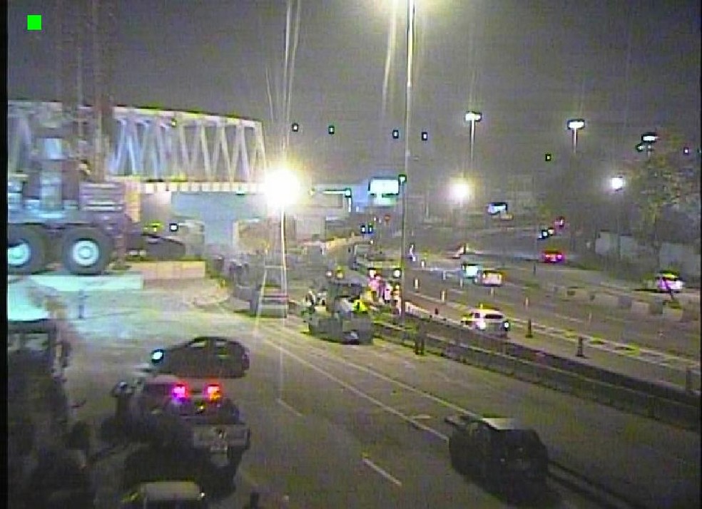Treliça é erguida durante a madrugada deste domingo (14) — Foto: Reprodução/COR
