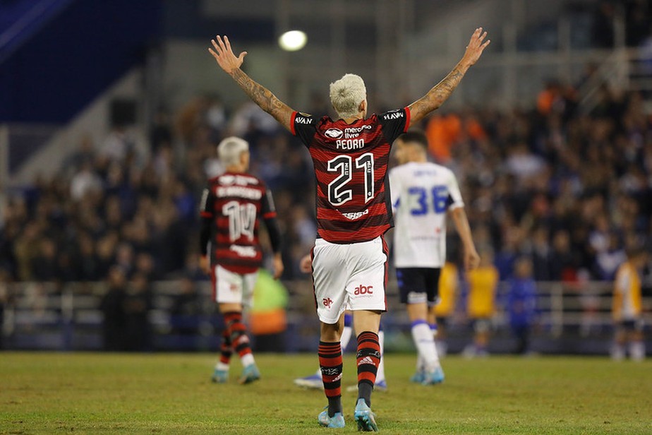 Com hat-trick, Pedro fica a um gol de Zico na história do Flamengo na Libertadores