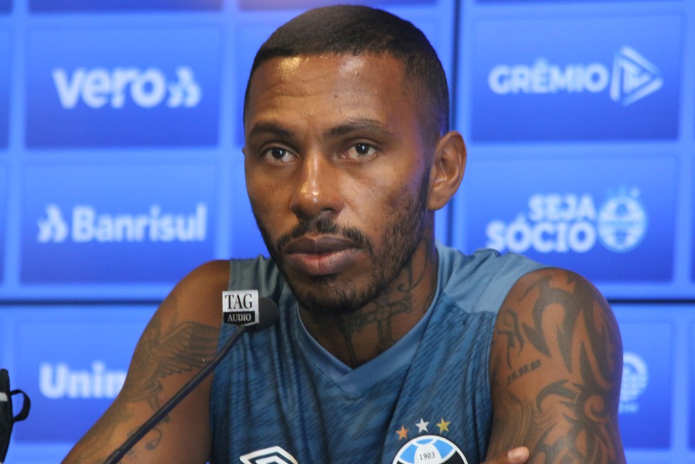 Paulo Miranda visa quinto jogo seguido e comenta dupla com Geromel: Alto nível