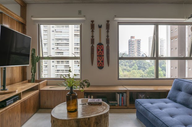 70 m²: apê de jovem casal tem madeira, concreto e boas ideias para integrar espaços  (Foto:  Cris Farhat)