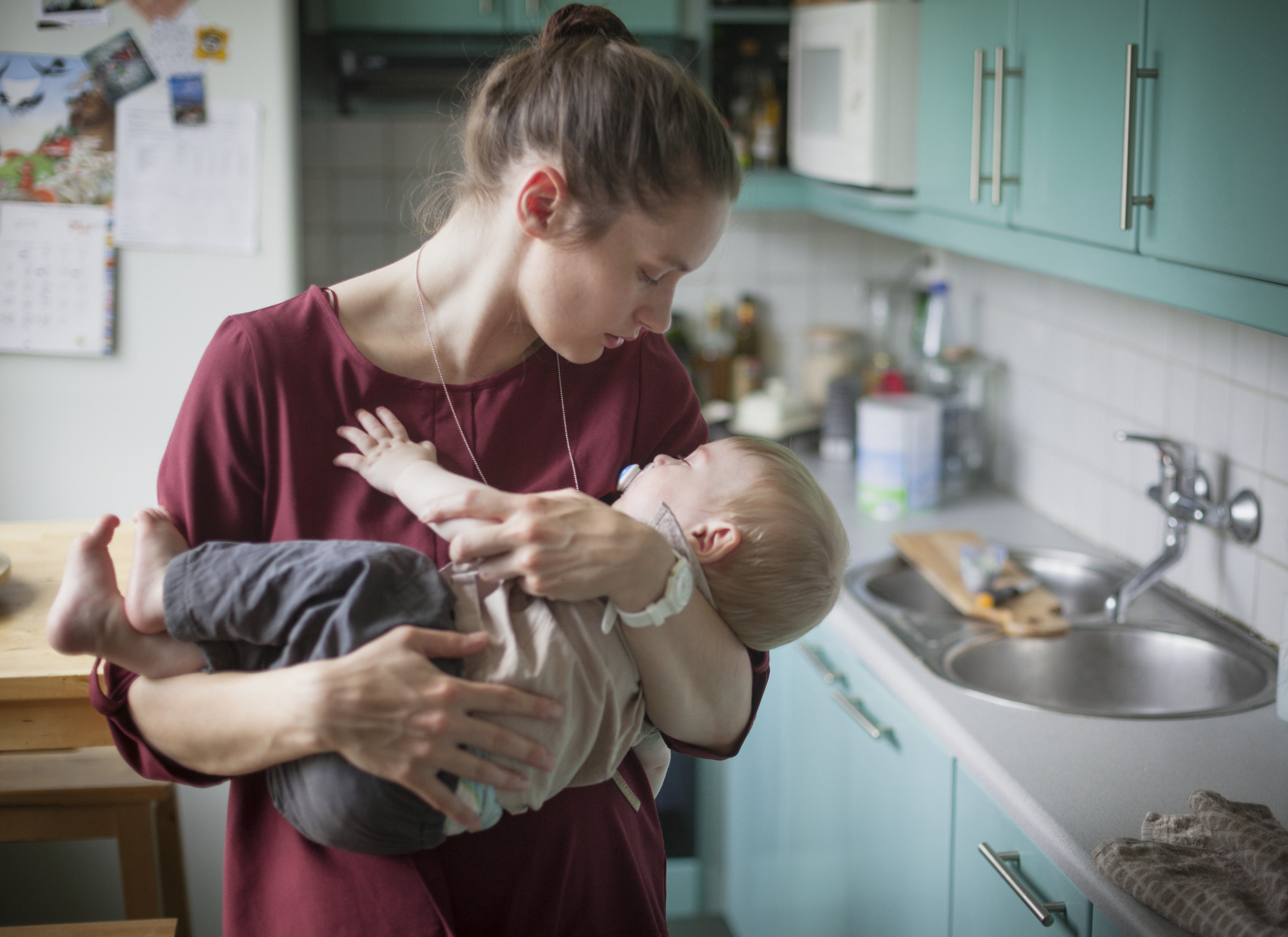 Mãe com bebê no colo (Foto: Getty Images)