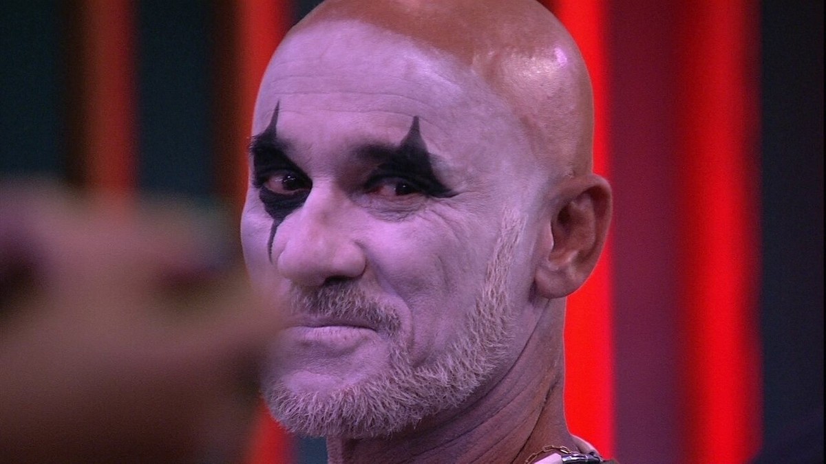 Ayrton pinta o rosto de branco para maquiagem da Festa Circo | agora na ...