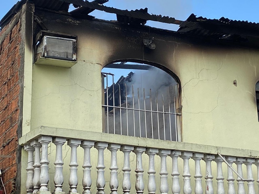 Incêndio atinge residência no bairro Redenção em Manaus — Foto: Patrick Marques/G1 AM