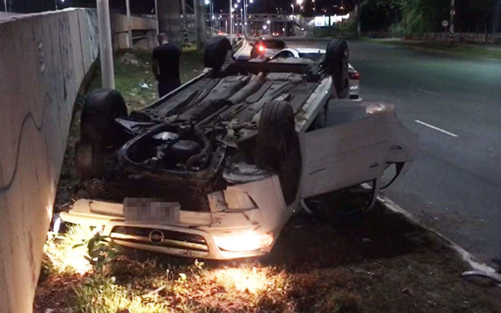 Carro em canteiro central após acidente em Salvador — Foto: Clériston Santana/TV Bahia