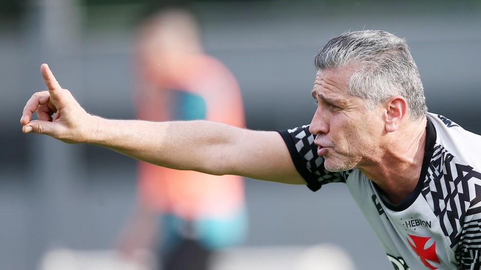 Jorginho poderá ter que mexer nas duas laterais do Vasco para jogo contra o Sport — Foto: Daniel Ramalho/Vasco