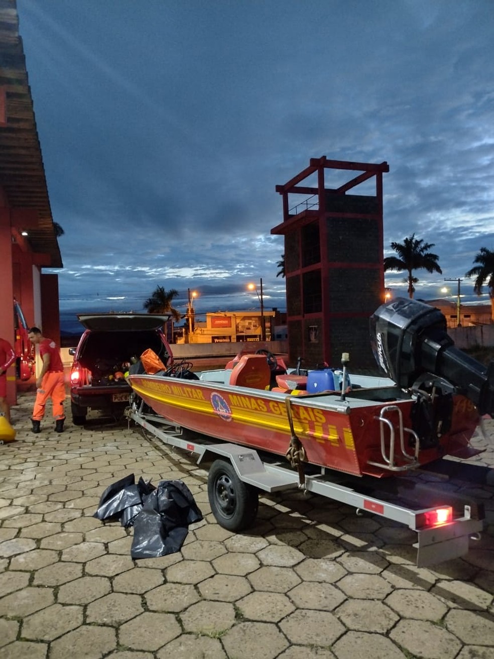 Buscas em Capitólio foram retomadas neste domingo — Foto: Corpo de Bombeiros/Divulgação