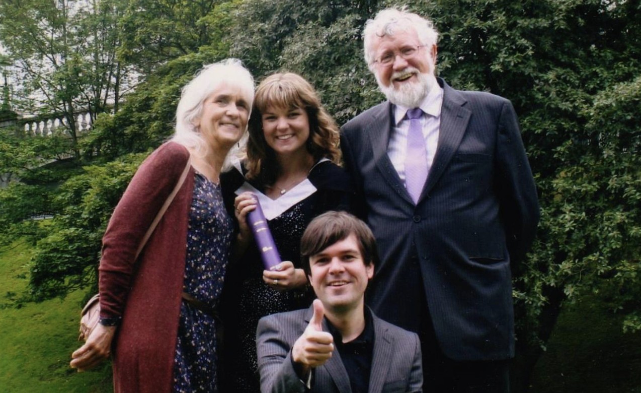 Jo Cameron à esquerda ao lado de sua família  (Foto: Reprodução)