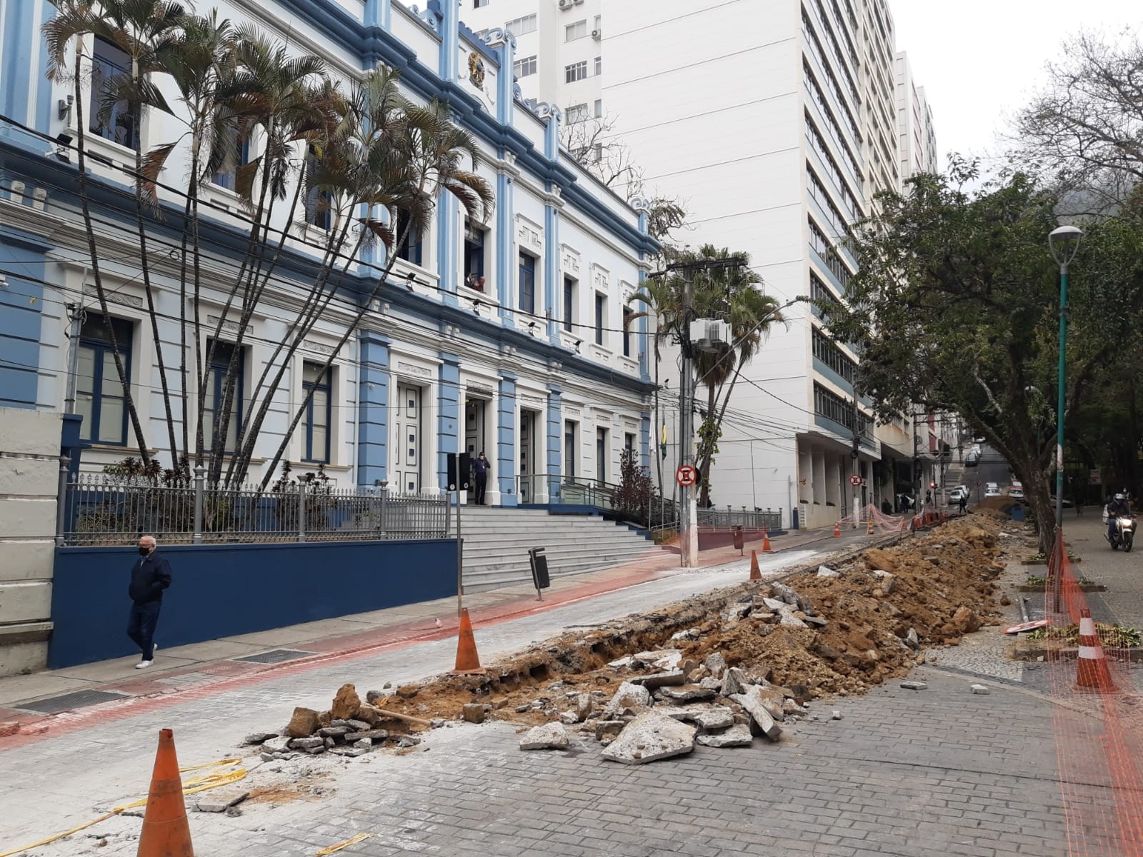 Obra da Câmara de Juiz de Fora para retirada de postes e fios em frente ao Paço Municipal será retomada nos próximos dias 