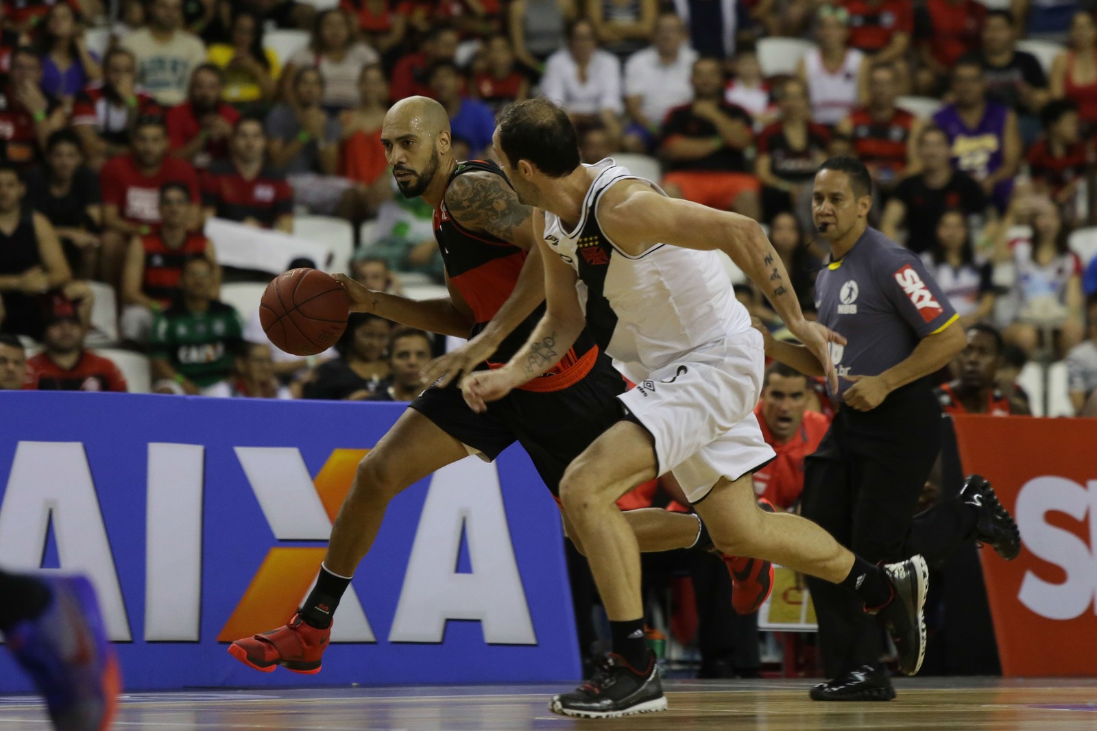 Em clássico quente, Flamengo lava a alma e bate Vasco em jogo com as duas torcidas