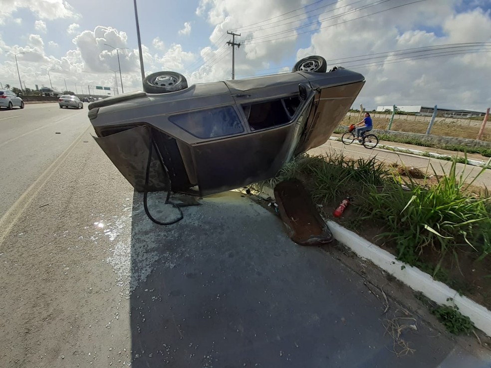 Veículo capota na BR-304, na região metropolitana de Natal — Foto: Kleber Teixeira/Inter TV Cabugi