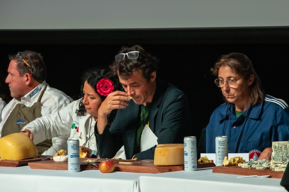 Jurados avaliam queijos no II Concurso Mundial do Queijo no Brasil — Foto: Celso Tavares / g1