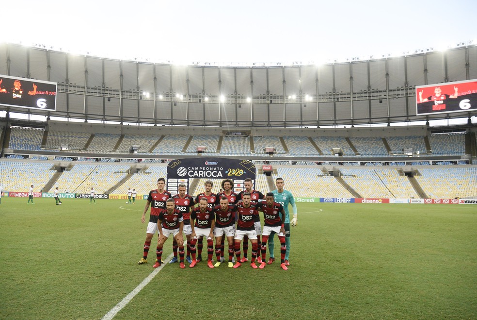 Time do Flamengo posa para foto com Maracanã vazio — Foto: André Durão