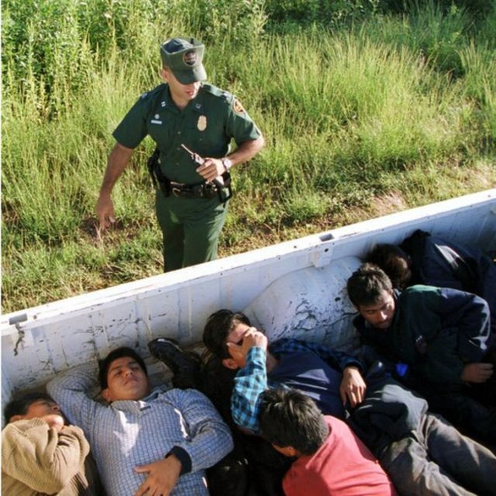 Imigrantes são vistos dentro de carro durante vistoria de guarda da fronteira — Foto: GETTY IMAGES/via BBC