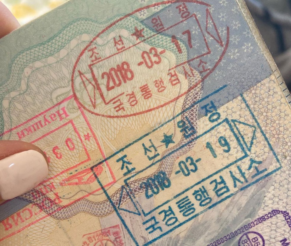Carimbo da Coreia do Norte no passaporte de Zoe Stephens — Foto: Reprodução/Instagram/Zoe Stephens