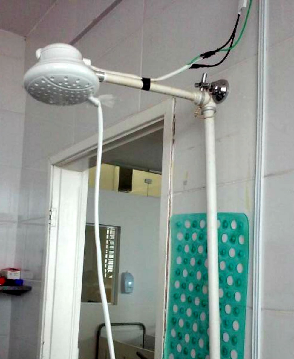 Dentre os problemas estruturais encontrados, fiscais acharam casos de fiação elétrica exposta — Foto: TCE/Divulgação