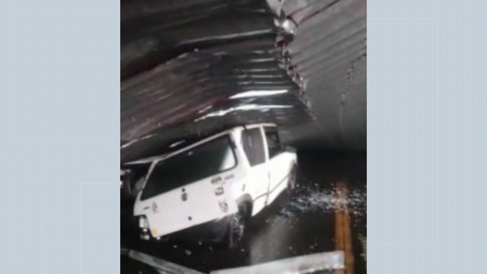 Carro ficou destruído ao ser atingido por cobertura de posto em Rifaina — Foto: Redes sociais
